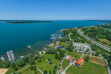 Das südwestliche Ufer des Chiemsee rund um den Chiemseepark Bernau-Felden von oben