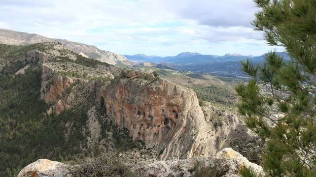 D&iacute;a de viento y nubes sobre la pico de las &aacute;guilas el monte Safor y monta&ntilde;as de Simat de la Valldigna, comunidad valenciana, Espa&ntilde;a