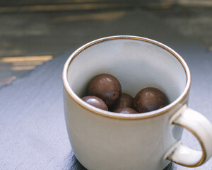 Schokoladengenuss im Frühling – Pralinen in einer Tasse