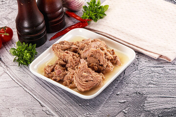 Canned tuna preserve for salad