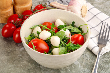 Salad with mozzarella and arugula