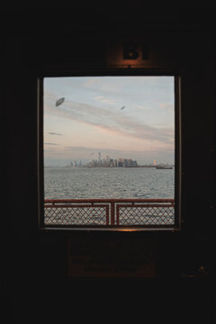 Fototapeta Manhattan von der Fähre nach Staten Island durch das Fenster gesehen, New York, United States of America 