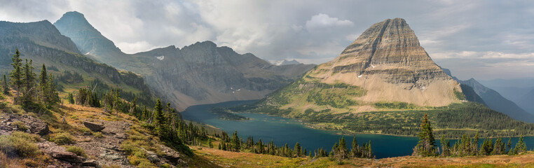 Obraz premium Glacier National Park panorama - Hidden Lake trail overlook near Logan Pass on the Going to the Sun Road - view of Bearhat Mountain