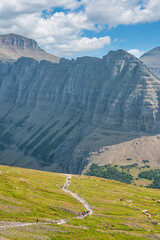 Naklejka premium Glacier National Park - View of hikers on the Hidden Lake trail from Logan Pass off the Going to the Sun Road 