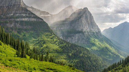 Obraz premium Dramatic weather viewed from the Going to the Sun Road in Glacier National Park - Paradise Meadow Overlook 