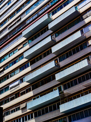 Fachada urbana de predio geometrica abstrata em S&atilde;o Paulo, Brasil