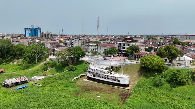 IQUITOS PERU AMAZONAS RIO CIUDAD SELVA