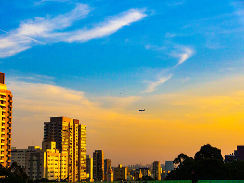 Pr&eacute;dios no p&ocirc;r do Sol, mirante da Lapa, S&atilde;o Paulo, Brasil