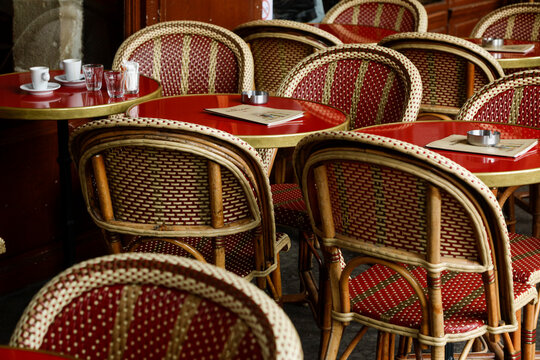 Paris, France. Europe Outdoor dining "en terrace" at a Parisian bistro.