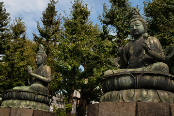 Obraz premium Two double bronze statues are two Boddhisattvas, statue of Kannon Bosatsu and Seishi Bosatsu in the grounds of Senso-ji temple. Asakusa, Japan