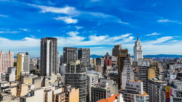 Drone sobrevoa o centro de S&atilde;o Paulo revelando pr&eacute;dios antigos, arquitetura cl&aacute;ssica e a densidade urbana caracter&iacute;stica da metr&oacute;pole