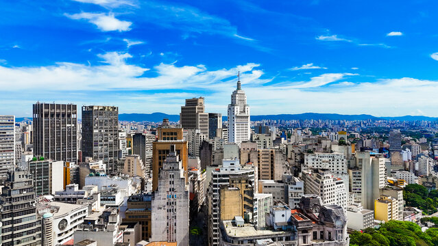 Vis&atilde;o a&eacute;rea do centro urbano e pr&eacute;dios da capital da cidade de s&atilde;o paulo, sp, brasil