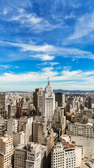 Fototapeta premium Visão aérea dos prédios de São Paulo com destaque para o Edifício Altino Arantes, também conhecido como Farol Santander, um dos ícones arquitetônicos do centro da capital paulista