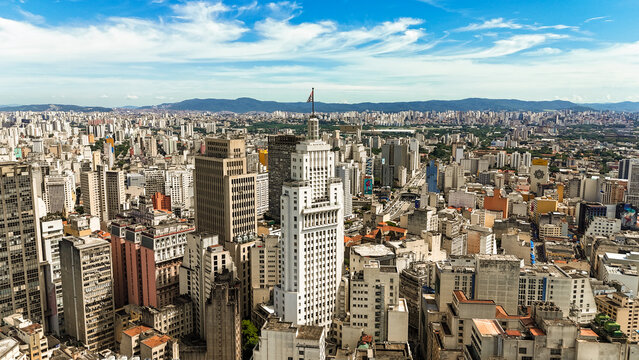 Vis&atilde;o a&eacute;rea do Edif&iacute;cio Altino Arantes, conhecido como Farol Santander, um dos &iacute;cones arquitet&ocirc;nicos do centro de S&atilde;o Paulo. S&atilde;o Paulo SP 12 02 2025