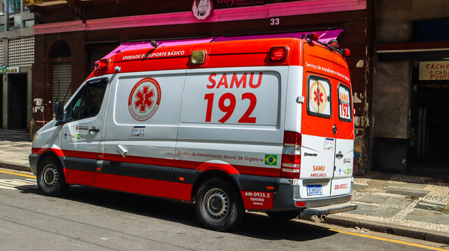 Ambul&acirc;ncia do SAMU 192 em a&ccedil;&atilde;o no centro de S&atilde;o Paulo, SP, em 12 de fevereiro de 2025. O ve&iacute;culo de emerg&ecirc;ncia circula entre pr&eacute;dios e ruas movimentadas da metr&oacute;pole