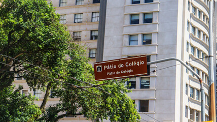 Placa histórica do Pátio do Colégio na região da Sé em São Paulo, SP, marco da fundação da...