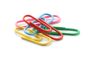 Naklejka premium Many colorful paper clips isolated on white