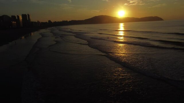 PRAIA GRANDE - AMANHECER - REFLEXO DO SOL NO MAR