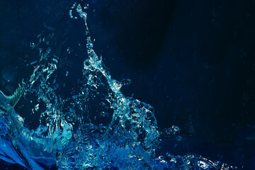 ダークブルー背景の水しぶき