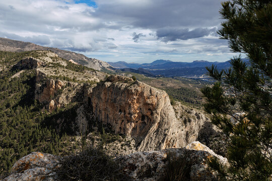 Paisaje con la cima del Pic de les Aguiles, el valle de Cocentaina y la cordillera monta&ntilde;osa de La Safor junto el monte de Simat, comunidad valenciana, Espa&ntilde;a