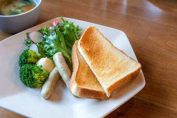 ヘルシーな洋朝食、トーストと野菜スープのバランス食