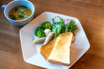 ヘルシーな洋朝食、トーストと野菜スープのバランス食