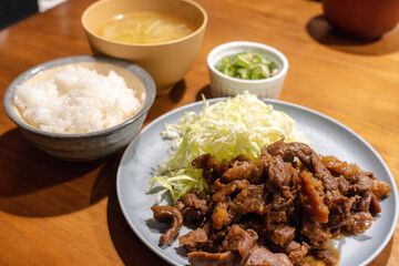 和食の朝食セット、白ご飯と味噌汁と健康的なおかず