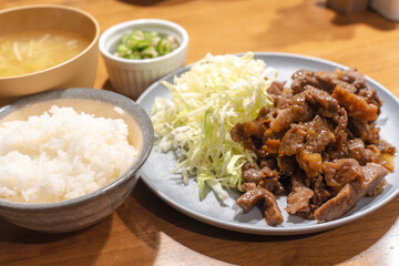 和食の朝食セット、白ご飯と味噌汁と健康的なおかず