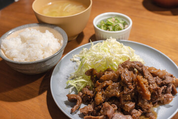 和食の朝食セット、白ご飯と味噌汁と健康的なおかず