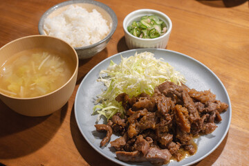 和食の朝食セット、白ご飯と味噌汁と健康的なおかず