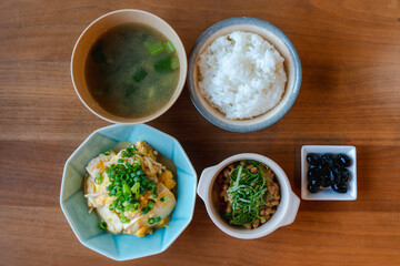 和食の朝ごはん、白ご飯と味噌汁付きの健康的な食事