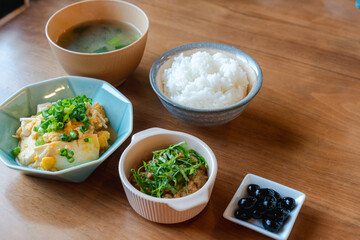 和食の朝ごはん、白ご飯と味噌汁付きの健康的な食事