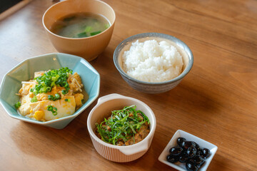 和食の朝ごはん、白ご飯と味噌汁付きの健康的な食事