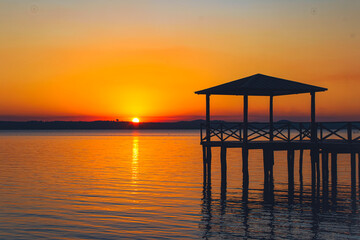 Muelle puesta de sol san bernardino, borde de lago