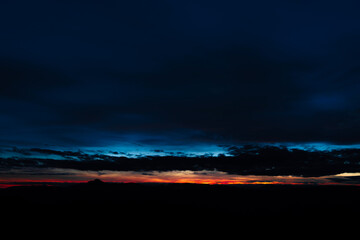 Increíble brillante y colorido atardecer en culla