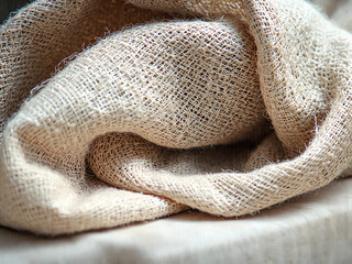 Nahaufnahme von beigem Stoff mit weicher Textur