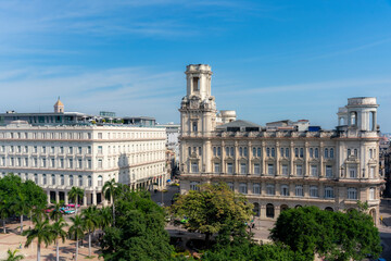 Obraz premium Panoramic view of Havana's Central Park from the Gran Teatro de La Habana, highlighting its historic architecture and urban surroundings.