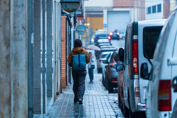 Mujer esperando a su pareja en un d&iacute;a de lluvia