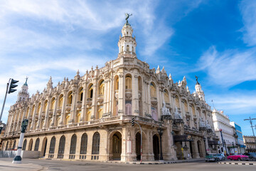 Obraz premium The Grand Theater of Havana, Cuba, showcases its stunning neoclassical and baroque architecture, with intricate details and historic charm. 