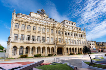 Fototapeta premium The Museum of the Revolution in Havana, Cuba, showcases stunning neoclassical architecture with arched windows and ornate details under a bright blue sky. 