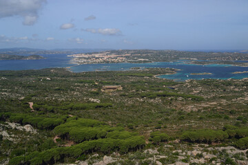 Il sentiero per Poggio Santo Stefano,sullo sfondo La Maddalena