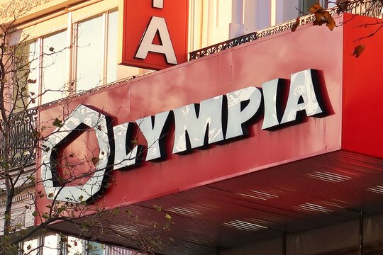 Enseigne / logo rouge et blanc de l&rsquo;Olympia &agrave; Paris, c&eacute;l&egrave;bre salle de spectacle / concert / music-hall parisienne &ndash; novembre 2020 (France)
