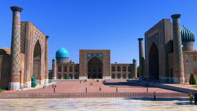 SAMARKAND, UZBEKISTAN, JULY 2. 2023: View of The Registan Square. Ulugh Beg Madrasah, popular tourist attraction of Central Asia. 4К
