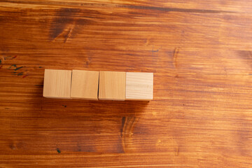 並んでいる複数の木製のブロック