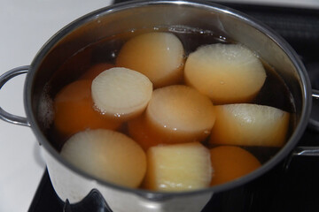 大根を煮る様子