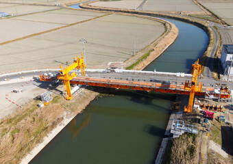 道路拡張のための橋の架け替え工事　新しい橋の建設工事風景空撮