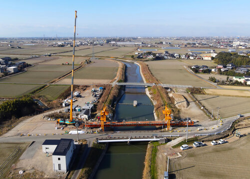 道路拡張のための橋の架け替え工事　新しい橋の建設工事風景空撮
