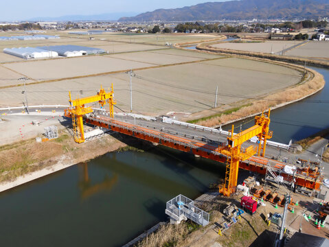 道路拡張のための橋の架け替え工事　新しい橋の建設工事風景空撮