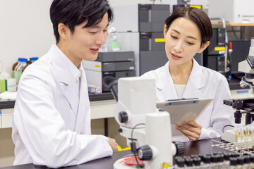 研究室　開発　実験室　臨床検査　バイオテクノロジー　新薬