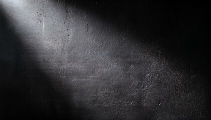 Fototapeta premium ブラックの漆喰壁面にスポットライトが強く当たり、光のラインが壁にドラマチックな影響を与えた空間演出 